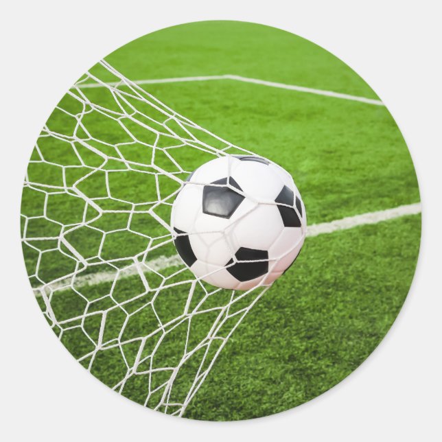 Fußball-Ball, der das Ziel-Netz trifft Runder Aufkleber (Vorderseite)