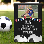 Fußball Ball Fahnen Schwarzes Foto Geburtstag Karte<br><div class="desc">Fußball Ball Fahnen Schwarzes Foto Geburtstagskarte. Das Design hat zwei Fußballbälle und Geburtstagsparty bunte Fahnen in rot,  blau und weiß auf schwarz. Fügen Sie Ihr Foto hinzu und personalisieren Sie es mit Ihrem Namen,  Alter und Text. Ideal für Jungen und Mädchen,  die Fußball und Fußball Liebe.</div>