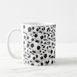 Fußball-Ball ganz über Tasse