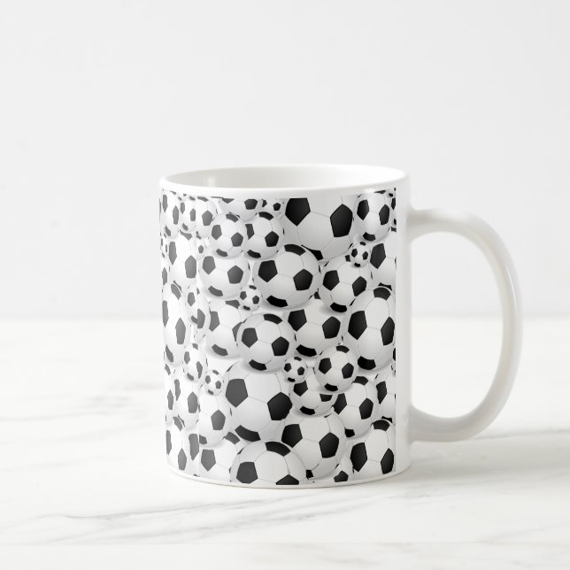 Fußball-Ball ganz über Tasse (Rechts)