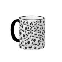 Fußball-Ball ganz über Tasse