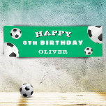 Fußball Ball Grüner Sport Geburtstagsparty Banner<br><div class="desc">Fußball Ball Green Sports Geburtstagsparty Banner. Herzlichen Glückwunsch zum Geburtstag mit Namen auf grünem Hintergrund mit Fußballbällen. Personalisieren Sie das Banner mit Ihrem Namen und machen Sie ein cooles Geburtstagsbanner für einen Jungen oder ein Mädchen,  das Fußball Lieben.</div>