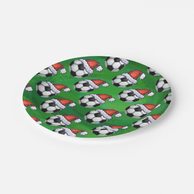Fußball-Ball-Weihnachtsmannmütze auf Grün Pappteller (Schrägansicht)
