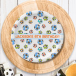 Fußball-Balls-Kindergeburtstag Pappteller<br><div class="desc">Fußball-Geburtstagsparty Teller! Dieses niedliche und farbenfrohe Fußball-Design ist perfekt für Ihr kleines Party! Personalisieren Sie Ihren Kindernamen, feiern Sie ein Event oder nutzen Sie das Party als Team und tragen Sie Ihren Teamnamen ein! Ein lustiger, individueller Party-Teller für jeden, der Spaß haben möchte! Matching Party Vorräte in meinem Geschäft verfügbar....</div>