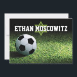 Fußball Bar Mitzvah geklappt Dankeschön Karte 2<br><div class="desc">Dieses personalisierte Fußball-Thema Bar Mitzvah Dankeschön-Kartendesign (gefaltete Notizkarte) verfügt über ein Nachtfußballstadion mit einem grünen grasbewachsenen Fußballfeld mit einem schwarz-weißen Fußball, der auf dem Gras in der unteren links Ecke sitzt. Unter dem weißen Namen des Bar Mitzvah steht ein hellgrüner David-Stern in einem sportlichen Akzent-Schriftart. Diese erschwingliche Bar Mitzvah gefaltet...</div>