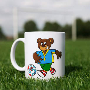 Fußball-Bären spielen Fußball im Sportraum Kaffeetasse