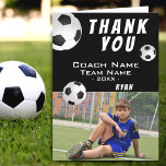 Fußball Black Danke, dass ihr Foto trainiert habt Dankeskarte<br><div class="desc">Black and White Soccer Football Sports Vielen Dank, dass Sie Coach Card mit einem Foto. Fußball danke Ihnen Coach-Karte mit Foto, danke Text, Coach-Name, Mannschaftsname, Jahr, Ihr Name und Fußball-Bälle. Innerhalb der Karte sind mehr Fußballbälle. Foto Dankeschön Karte - fügen Sie Ihr Foto in die Vorlage. Personalisieren Sie die Karte...</div>