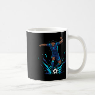 Fußball Blau-Stürmer im Regen auf nassem Boden Kaffeetasse