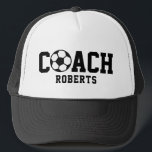 ⚽️/Fußball-COACH [individuelle Name] Truckerkappe<br><div class="desc">Zeigen Sie Ihre Leidenschaft für Fußball/Fußball coachend mit diesem Design mit einem Fußball,  mit schwarzem Text,  der angepasst werden kann. Eine gute Geschenkidee für Ihren Trainer,  oder alle anderen leidenschaftlich für Fußball.</div>
