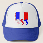 Fußball Frankreich Truckerkappe<br><div class="desc">Drei Fußballspieler spielen vor der französischen Flagge.   Ländername Frankreich ist auf der Seite</div>
