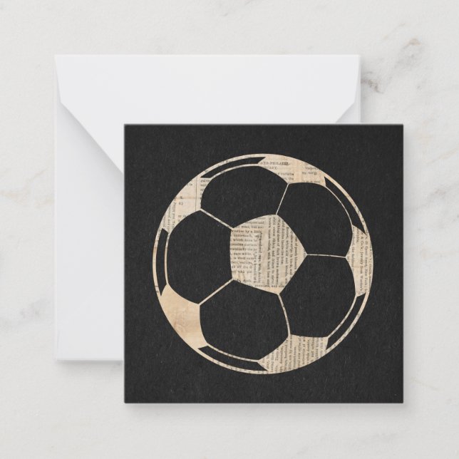 Fußball-Fußball-Ball mit Newsprint auf schwarz Mitteilungskarte (Vorderseite)