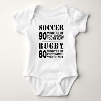 Fußball gegen Rugby Baby Strampler