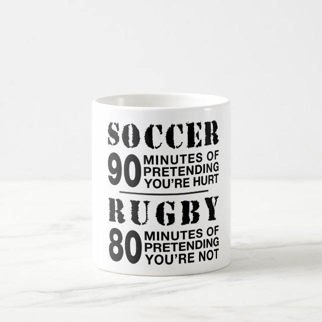 Fußball gegen Rugby Kaffeetasse (Mittel)