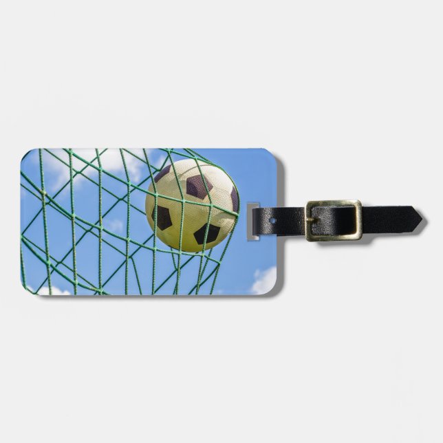 Fußball geschossen im Zielnetz Gepäckanhänger (Vorderseite horizontal)