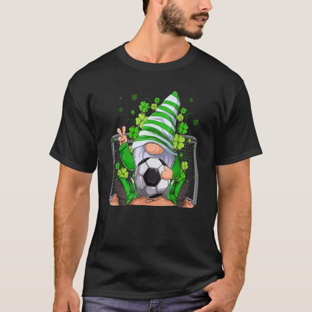 Fußball-Gnom Glückskleeblatt Irischer St. Patrick' T-Shirt (Vorderseite)