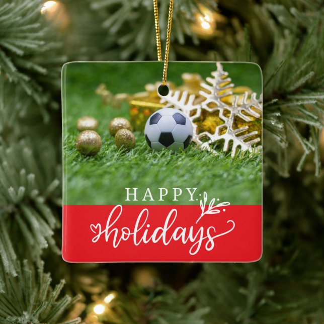 Fußball-Happy Holidays mit Ball auf grünem Gras Keramikornament (Baum)