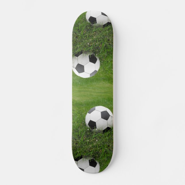 Fußball im Gras Skateboard (Vorderseite)