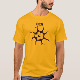 Fußball in einer Wand T-Shirt