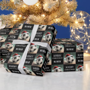 Fußball mit lustigem Weihnachtsmannhut Geschenkpapier