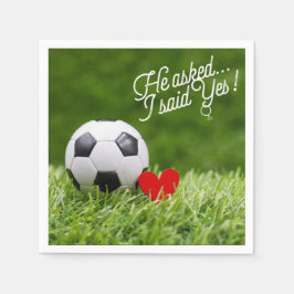 Fußball mit rotem Herz auf grüner Hochzeitslippe Serviette