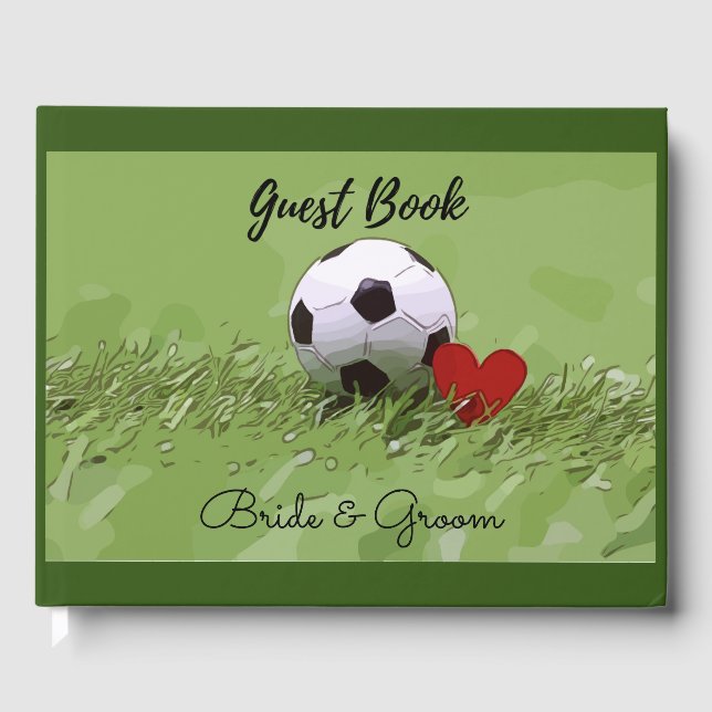 Fußball mit rotem Herzen auf grüner Hochzeit Gästebuch (Vorderseite)