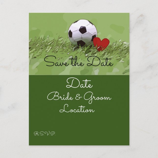 Fußball mit rotem Herzen auf grüner Hochzeit invi Postkarte (Vorderseite)
