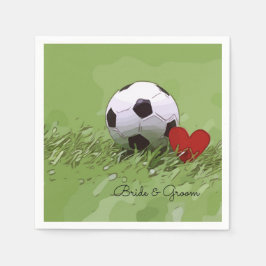 Fußball mit rotem Herzen auf grüner Hochzeit Serviette