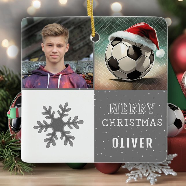Fußball mit Weihnachtsmannmütze Snowflake Foto Keramikornament (Von Creator hochgeladen)