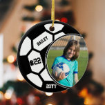 Fußball Name Jersey Nummer Foto Keepake Keramik Ornament<br><div class="desc">Dieses Design verfügt über einen Fußball-Hintergrund mit Platz für einen Namen, Nummer und Foto. Klicken Sie auf die Schaltfläche Anpassen für mehr Flexibilität beim Anpassen des Textes! Variationen dieses Designs sowie der Koordinationsprodukte sind in unserem Shop, zazzle.com/store/doodlelulu, erhältlich. Kontaktieren Sie uns, wenn Sie dieses Design für ein bestimmtes Produkt verwenden...</div>