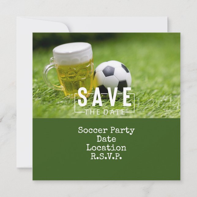 Fußball-Party mit Ball und Bier auf Grün Einladung (Vorderseite)