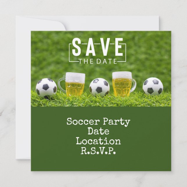 Fußball-Party mit Ball und Bier auf Grün Einladung (Vorderseite)