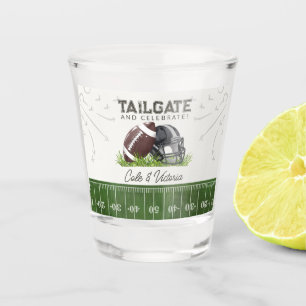 Fußball-Picknick am Tor und Paare-Party zur Feier  Schnapsglas