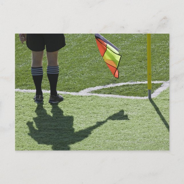Fußball-Schiedsrichter mit Flagge. Postkarte (Vorderseite)