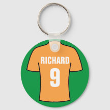 Fußball-Shirt-Design in Altgold. Schlüsselanhänger
