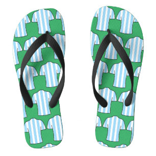 Fußball-Shirts Design in hellblauen Streifen Flip Flops