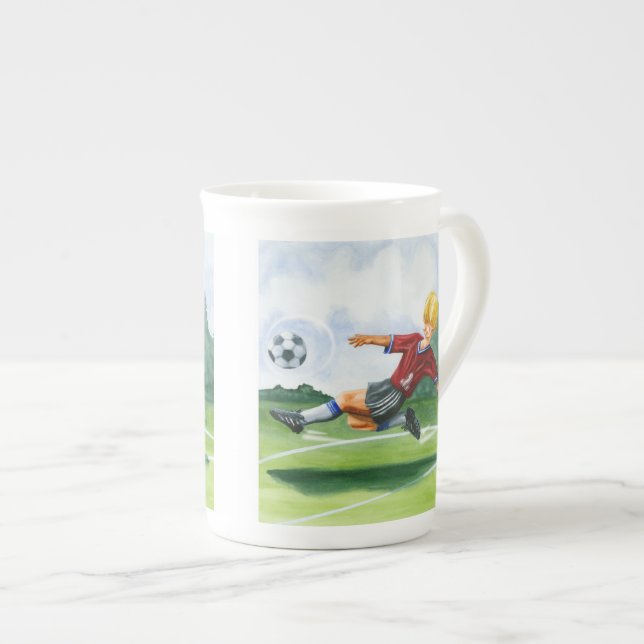 Fußball-Spieler spielen einen Ball von Jay Throckm Prozellantasse (Vorderseite Rechts)