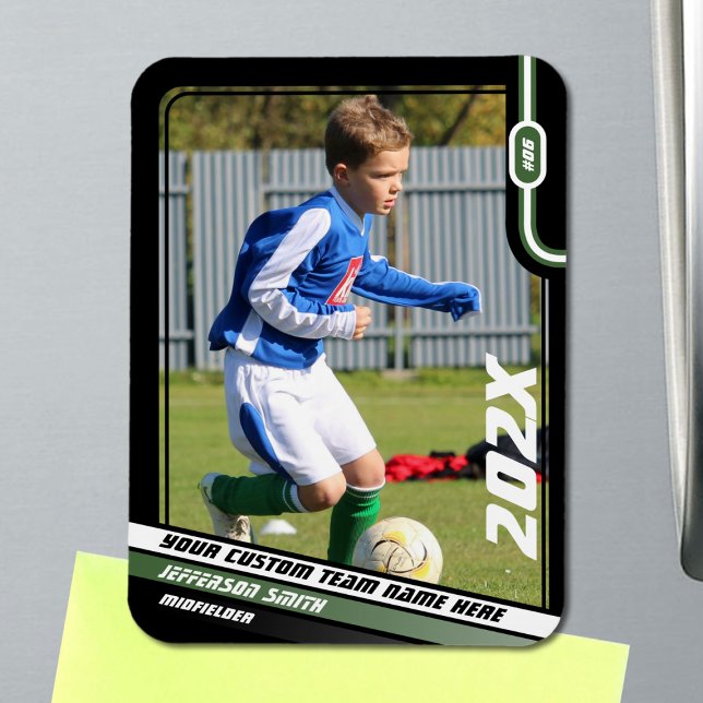 Fußball-Spielerkarte in Schwarz-Grün Magnet (Soccer Player Magnet in Black with Custom Team Name and Dynamic Green White Elements)