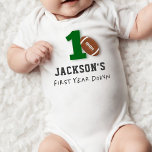 Fußball Thema 1 Jahr bis zum Geburtstag Baby Strampler<br><div class="desc">Football Theme First Year Down Birthday T-Shirt Fügen Sie auf der Rückseite benutzerdefinierte Text,  um alle zusätzlichen Informationen für Ihre Gäste erforderlich.</div>