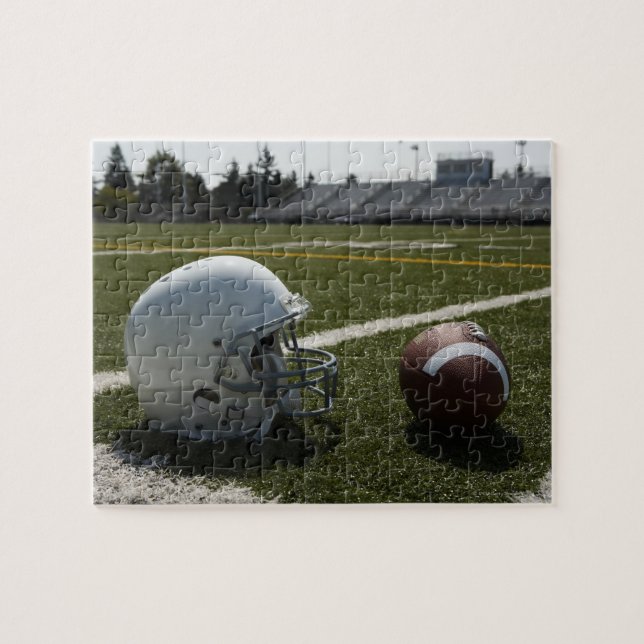 Fußball und Fußballhelm auf dem Fußballfeld (Horizontal)