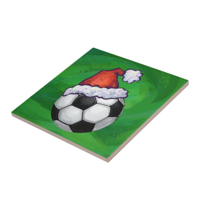Fußball-Weihnachtsmannmütze auf Grün Fliese (Seite)