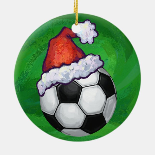 Fußball-Weihnachtsmannmütze auf Grün Keramik Ornament (Hinten)