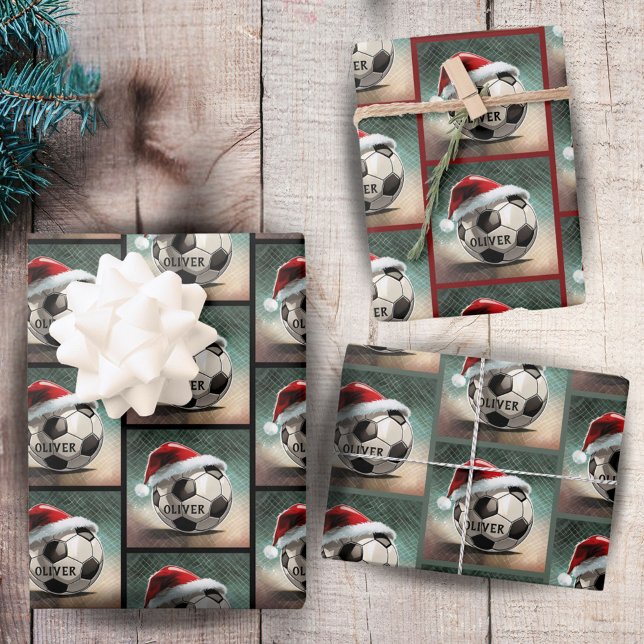 Fußballball mit roter Weihnachtsmannmütze Geschenkpapier Set (Von Creator hochgeladen)