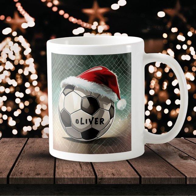 Fußballball mit Weihnachtsmannmütze Kaffeetasse (Von Creator hochgeladen)