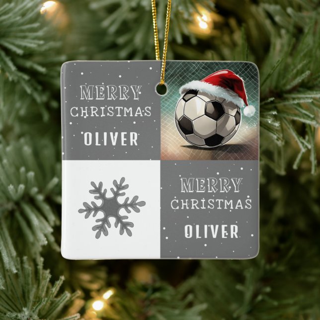 Fußballball mit Weihnachtsmannmütze Schneeflocke Keramikornament (Baum)