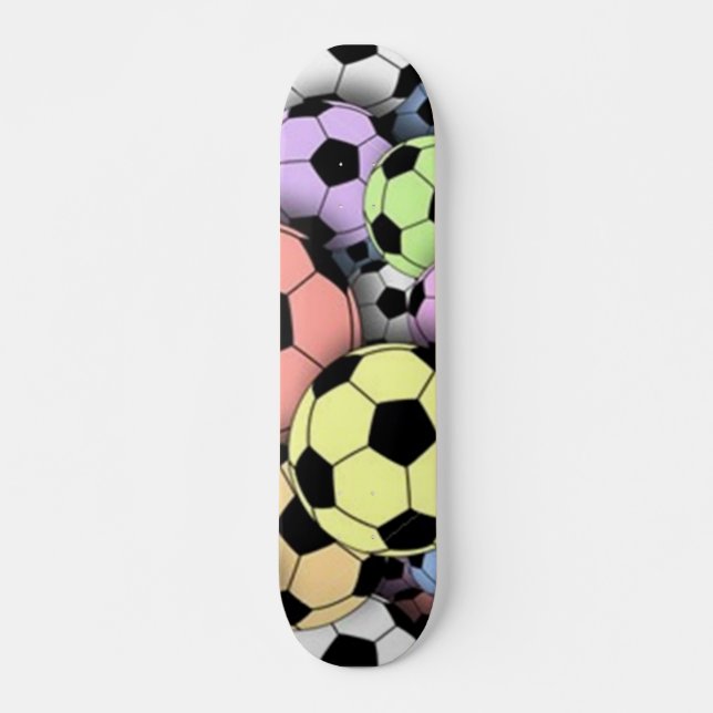 Fußballbälle auf dem Farbskateboard Skateboard (Vorne)