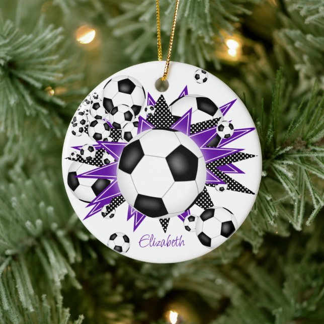 Fußballbälle mit lila schwarzen Sternen spielen Keramik Ornament (Baum)