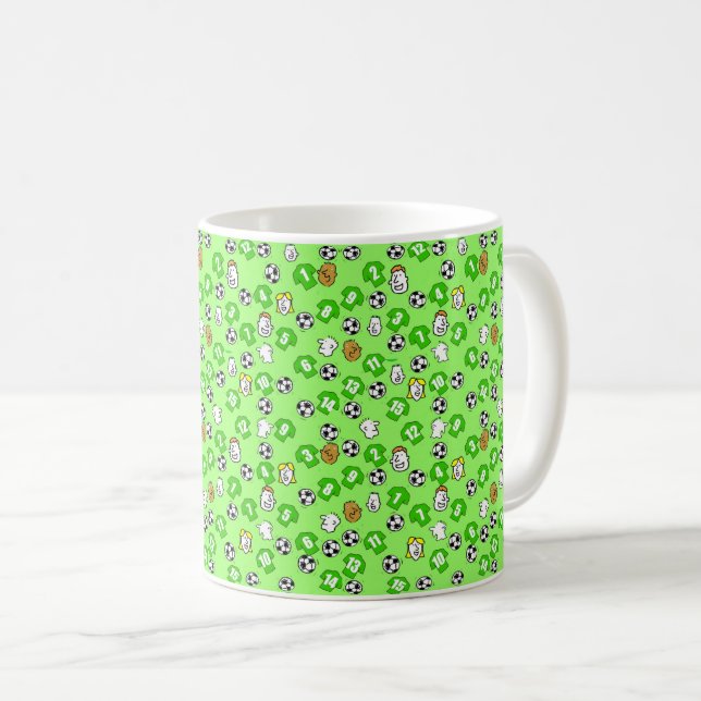Fußbälle, grüne Shirts und Fans Kaffeetasse (VorderseiteRechts)