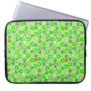 Fußbälle, Grüne Trikots und Fans Laptopschutzhülle