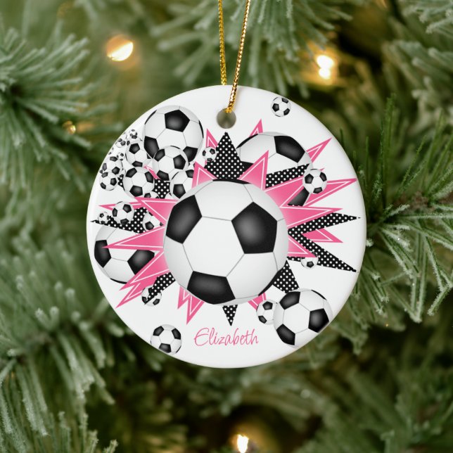 Fußbälle mit rosa schwarzen Sternen Mädchen halten Keramik Ornament (Baum)
