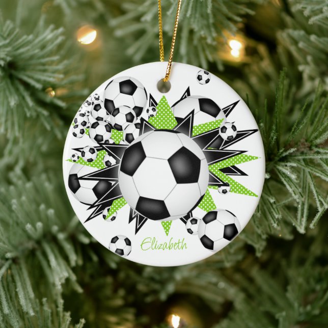 Fußbälle mit schwarzen grünen Sternen Mädchen Keep Keramik Ornament (Baum)